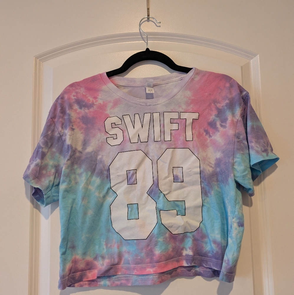 Tie-Dye Crop Top with 'SWIFT 89' Graphic - Pastel Pink/Blue